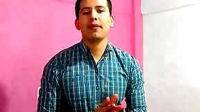 Barbero le dio sexo oral a cliente nail-brush verga grande en su salon. le lleno la boca de leche
