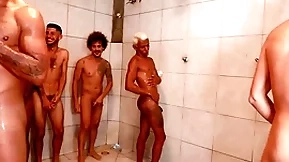 Partida de futebol acaba numa suruba no chuveiro e vestiario.