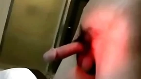 精瘦大鸡巴青年双手背缚着弄射精