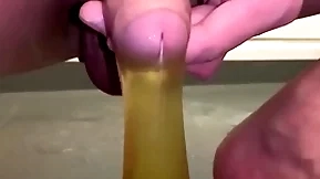 コンドームにおしっこしてオナニー