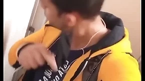 Passei no banheiro e fiz a felicidade de dois machos