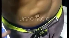 Abordei o vendedor de balas no estacionamento e arrastei o gostoso pra minha casa - completo no red