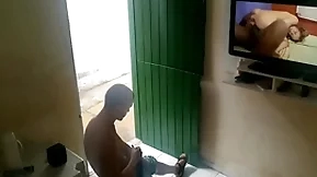 Vizinho folgado foi pedir café pro vizinho punheteiro e flagrou o amigo na punheta