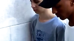 Tirando a virgindade do novinho