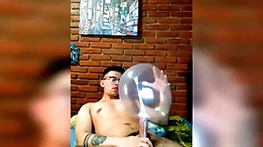 Vergón activo se masturba con globo de condón