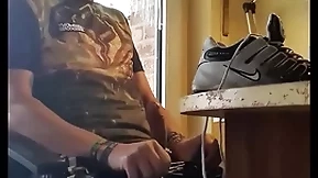 Wichsen in glanzhose harter schwanz und sneaker sniffen
