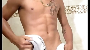 Saindo do banho com a piroca dura que nem pedra