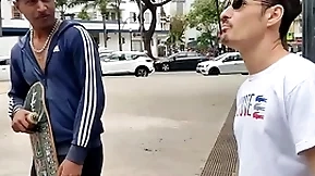 O boy na praça aceitou ir dar pros dois pauzudos