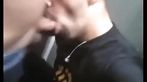Chupei o pai do meu amigo no banheiro da smartfit