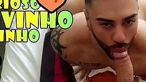 Bonitinho curioso novinho vizinho amador espionando o vizinho ao lado e fica com pau - pega twink cheirando seu pau -  com alex barcelona e milton - espionando o vizinho gostoso