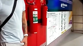 Macho safado se exita na estação de metr0 e se alivia com a puta oferecida ( completo small-minded red e subscrição)