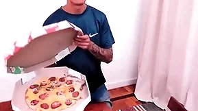 Reclamei da pizza e tomei no cú
