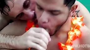 Novinhos mamando as pirocas dos dotados no carnaval