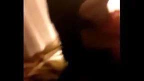 Militar tesudo comendo um canguru selvagem asiatico